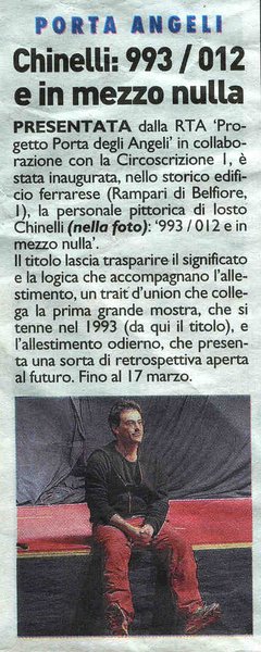 Ritaglio di giornale intitolato «Chinelli: 993/012 e in mezzo nulla» con il testo del comunicato e una foto dell'autore seduto sul bordo di un palco rosso, in maglia scura e pantaloni rossi.